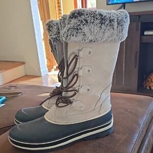 Women's Gray and Black Winter Boots